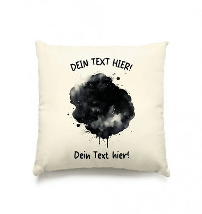 Creamfarbiges kissen mit schwarz aquarell spritzern und tropfeffekt aus der statement collection mit wunschtext