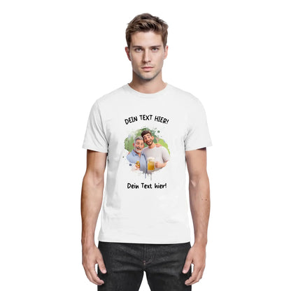 Weißes baumwoll t shirt mit buntem cartoon von zwei männern mit bierkrügen und wunschtext aus statement collection