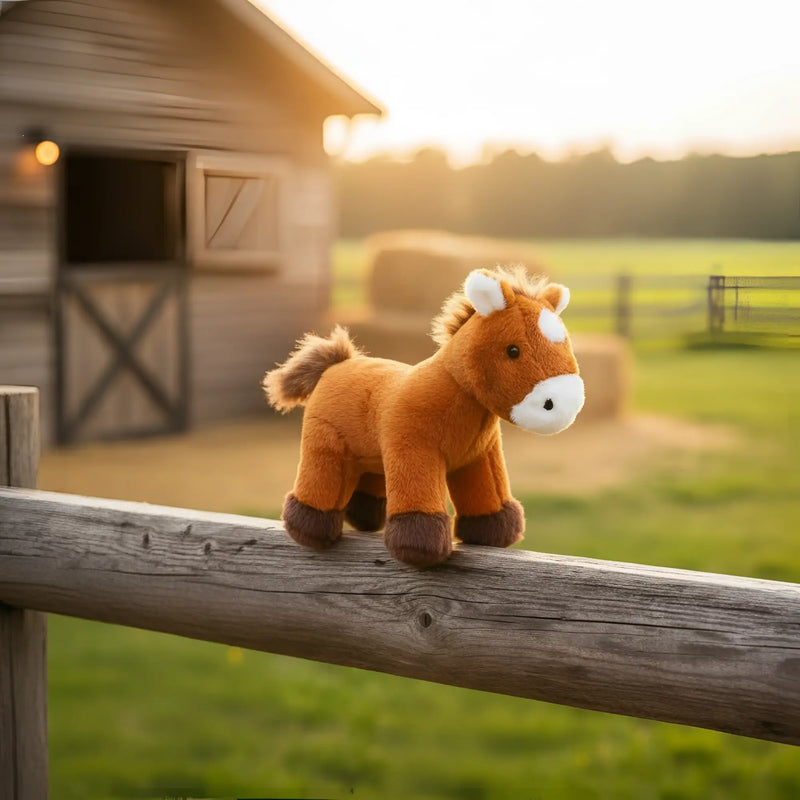 Kleines zwergpony luna plüschtier braunes pferd mit weißen akzenten steht auf holzzaun 15 cm groß