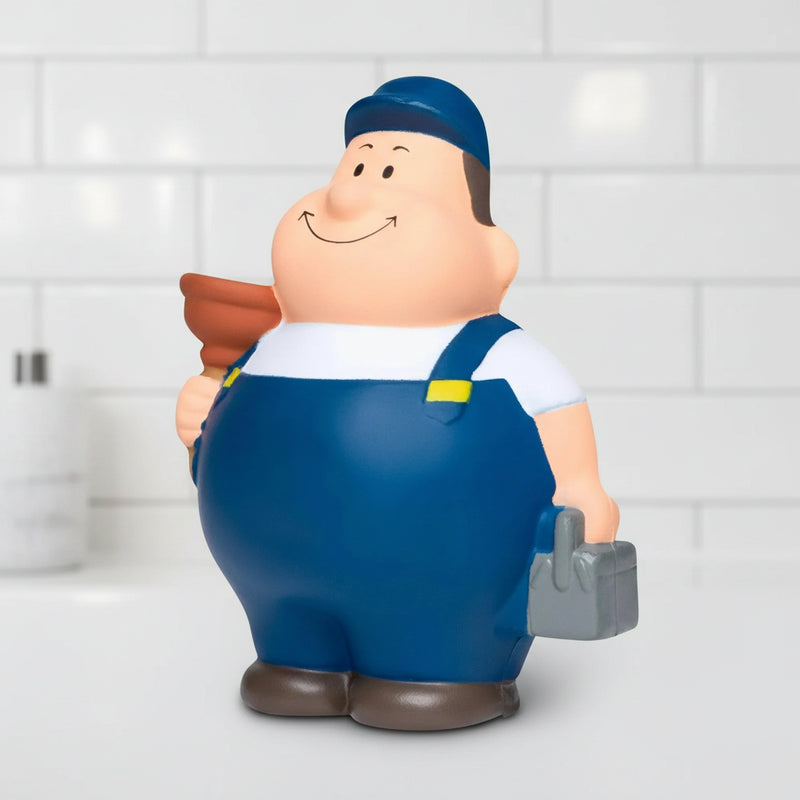 Blaue klempner bert anti-stress-quetsch-figur aus plastik mit weißem shirt hält werkzeug und werkzeugkasten