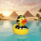 Gelbe kleopatra ente badeente mit ägyptischem pharaon kopfschmuck gold schwarz blau und oranger schnabel