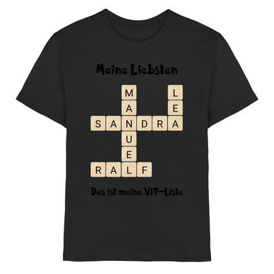 Schwarzes baumwoll-t-shirt mit kreuzworträtsel-design und hellbeigen buchstaben meine liebsten und das ist meine vip-liste