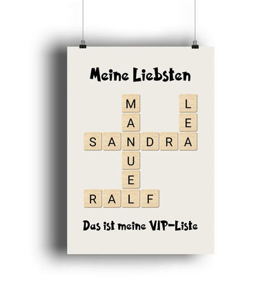 Beiger poster mit scrabble-tiles in kreuzworträtsel-motiv meine liebsten und das ist meine vip-liste personalisiert