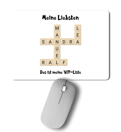 Weißes mauspad mit kreuzwort motiv aus holzbuchstaben tiles und text meine liebsten das ist meine vip-liste
