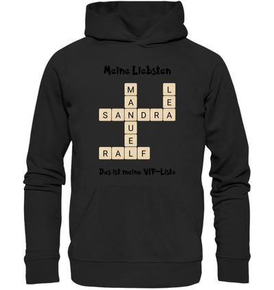 Schwarzer hoodie mit kreuzwort-design aus beigen buchstabenkacheln meine liebsten und das ist meine vip-liste