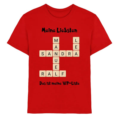 Rotes baumwoll-t-shirt mit kreuzworträtsel-design und holzbuchstaben mit text meine liebsten und das ist meine vip-liste
