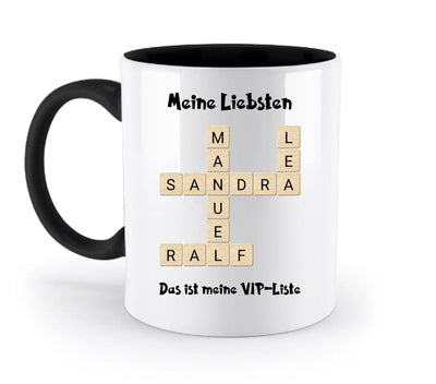 Weiße keramiktasse mit schwarzem griff und innenraum, kreuzwortmotiv mit beige buchstaben meinne liebsten und das ist meine vip-liste