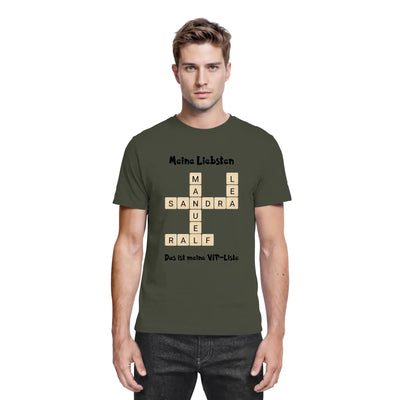 Olivegrünes baumwollshirt mit kreuzwortmotiv und wunschtext meine liebsten und vip liste in beige und schwarz