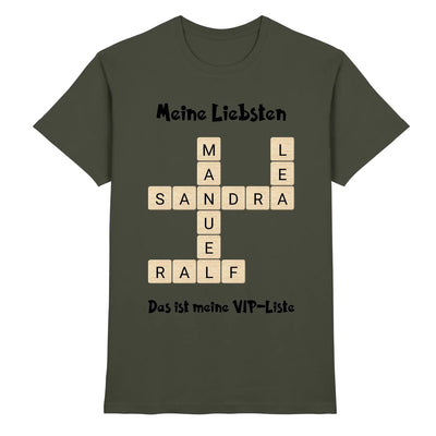 Olivegrünes baumwollshirt mit kreuzwortmotiv und hellbeigen buchstabenkacheln meinese vip-liste statement-collection