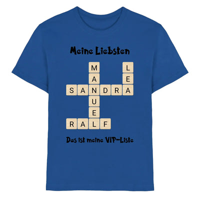 Blaues baumwollshirt mit kreuzworträtseldesign und den wortern meine liebsten und das ist meine vip-liste in beige