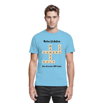 Hellblaues baumwoll-t-shirt mit kreuzwort-motiv und beigefarbenen scrabble-fliesen namens sandra und ralf aus der statement-collection