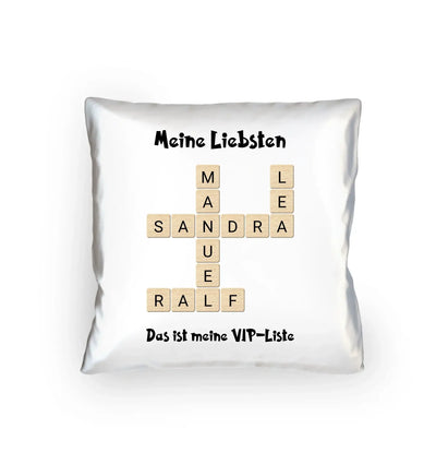 Weißer kuschelkissen mit kreuzwort-design und beigen buchstaben tiles sandra und ralf aus der statement collection
