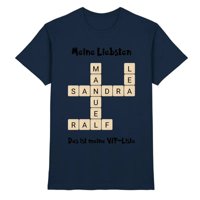 Navyblaue t-shirt mit kreuzworträtsel-design aus hellbeigen buchstaben und dem deutschen text meine liebsten und das ist meine vip-liste