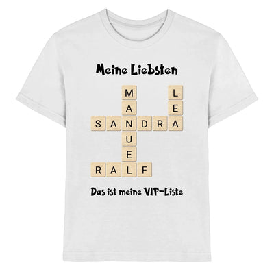 Weiße baumwoll t-shirt mit kreuzwort-motiv und holz buchstaben meine liebsten und das ist meine vip-liste