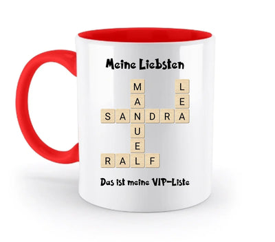 Weiße keramikmug mit rotem innenraum und griff mit kreuzwortmotiv namen sandra und ralf aus der statement collection