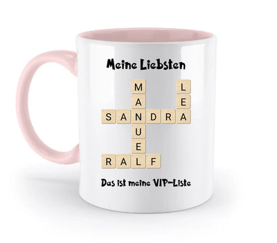 Weiße keramiktasse mit rosa henkel und innenfläche mit kreuzwort-motiv und den namen sandra und ralf