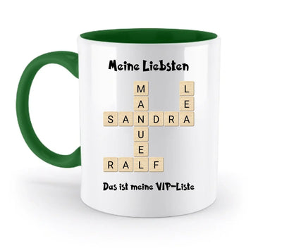 Weiße keramik-tasse mit grünem griff und innenfarbe, kreuzwort-design mit holzbuchstaben, text meine liebsten