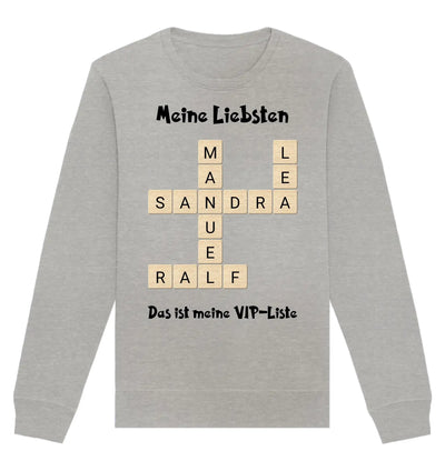hellgraues langarm sweatshirt mit kreuzworträtsel-Design und holzbuchstaben me meine liebsten vip-liste