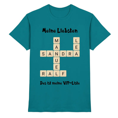 Tealfarbenes baumwollshirt mit kreuzworträtsel-design meine liebsten und das ist meine vip-liste in schwarz und beigen buchstabenkacheln