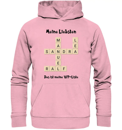 Weiches rosa kapuzensweatshirt mit kreuzwortmotiv meine liebsten und das ist meine vip liste auf beige buchstabenkacheln
