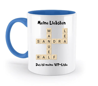 Weiße keramiktasse mit blauem griff und innenfarbe mit kreuzwort-motiv aus holzbuchstaben namenswörter