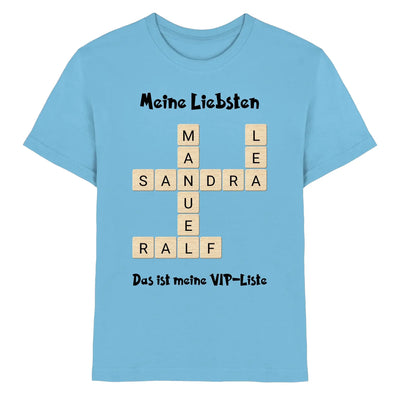 Hellblaues kinder t-shirt mit kreuzwort motiv aus holz buchstaben sandra und ralf mit deutscher rahmung