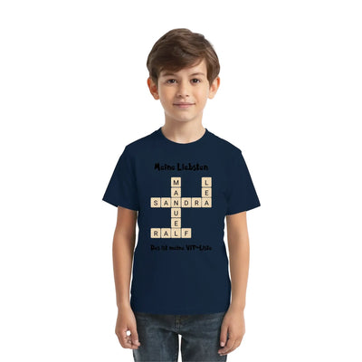 Marine blaue kurzarm t shirt mit kreuzwort motiv namens sandra und mehreren namen in beigen fliesen mit text meine liebsten und das ist meine vip liste