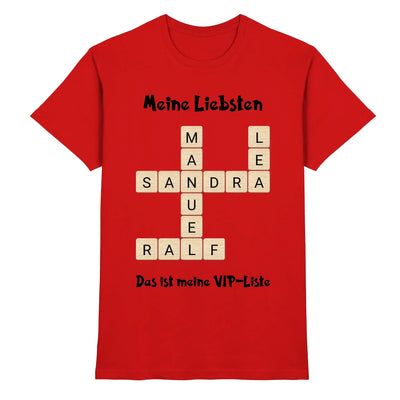 Rotes baumwoll-t-shirt mit kreuzwort-design meine liebsten und das ist meine vip-liste in beigen fliesenbuchstaben