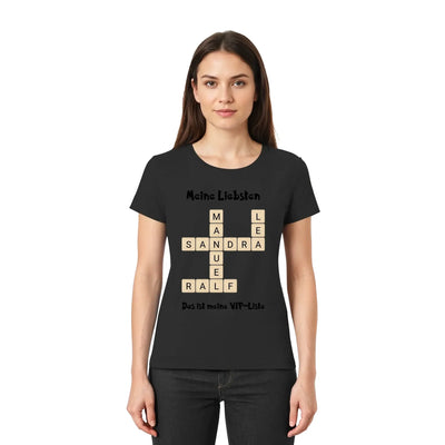 Schwarzes kurzarmshirt mit kreuzworträtsel-design in beigen buchstaben mit tekst meine liebsten und vip-list