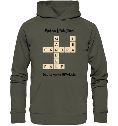 Olivegrüner kapuzenpullover mit kreuzworträtselmotiv und den worten meine liebsten und das ist meine vip-liste
