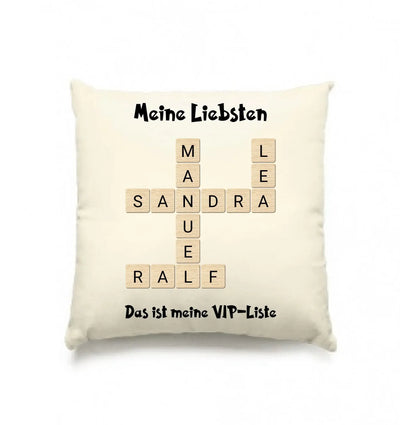 Creamfarbiges kissen mit kreuzworträtsel-design und holzbuchstaben sandra und ralf aus der statement-collection
