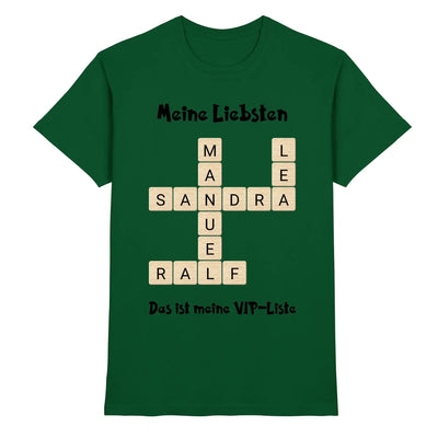 Dunkelgrünes baumwollshirt mit kreuzwort-design und cremefarbenen buchstabenkacheln mit namen und statement-text