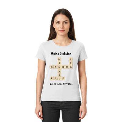 Weiße baumwoll-t-shirt mit kreuzworträtsel-design und beigen buchstabenfliesen meind liebsten vip-liste