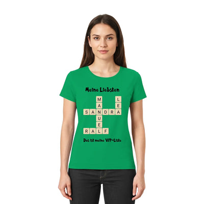 Grünes kurzarmshirt mit kreuzwortmotiv sandra und ralf in beigen buchstaben und text meine liebsten im rahmen