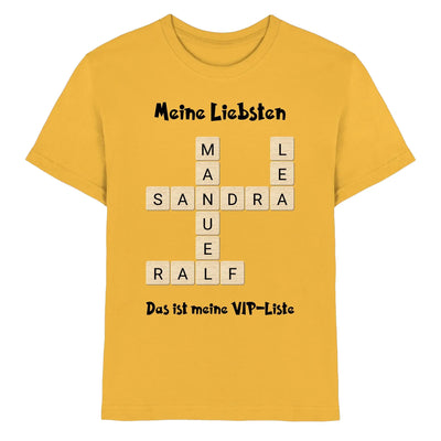Gelbes t-shirt mit kreuzwort-motiv und lichtbeigen buchstabenkacheln meine liebsten das ist meine vip liste