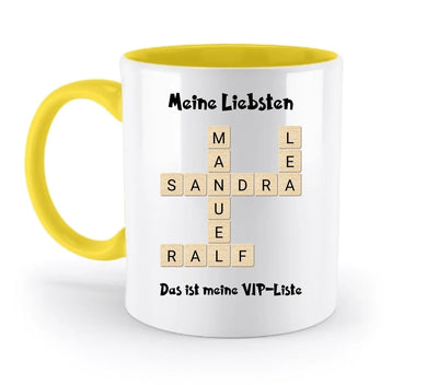 Weiße keramiktasse mit leuchtend gelbem griff und interieur mit kreuzwort-design aus beigen buchstabenkacheln