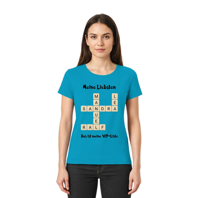 Tealfarbenes damen-t-shirt mit kurzärmeln und kreuzwort-motiv aus beigen buchstaben mit namen und deutschem text