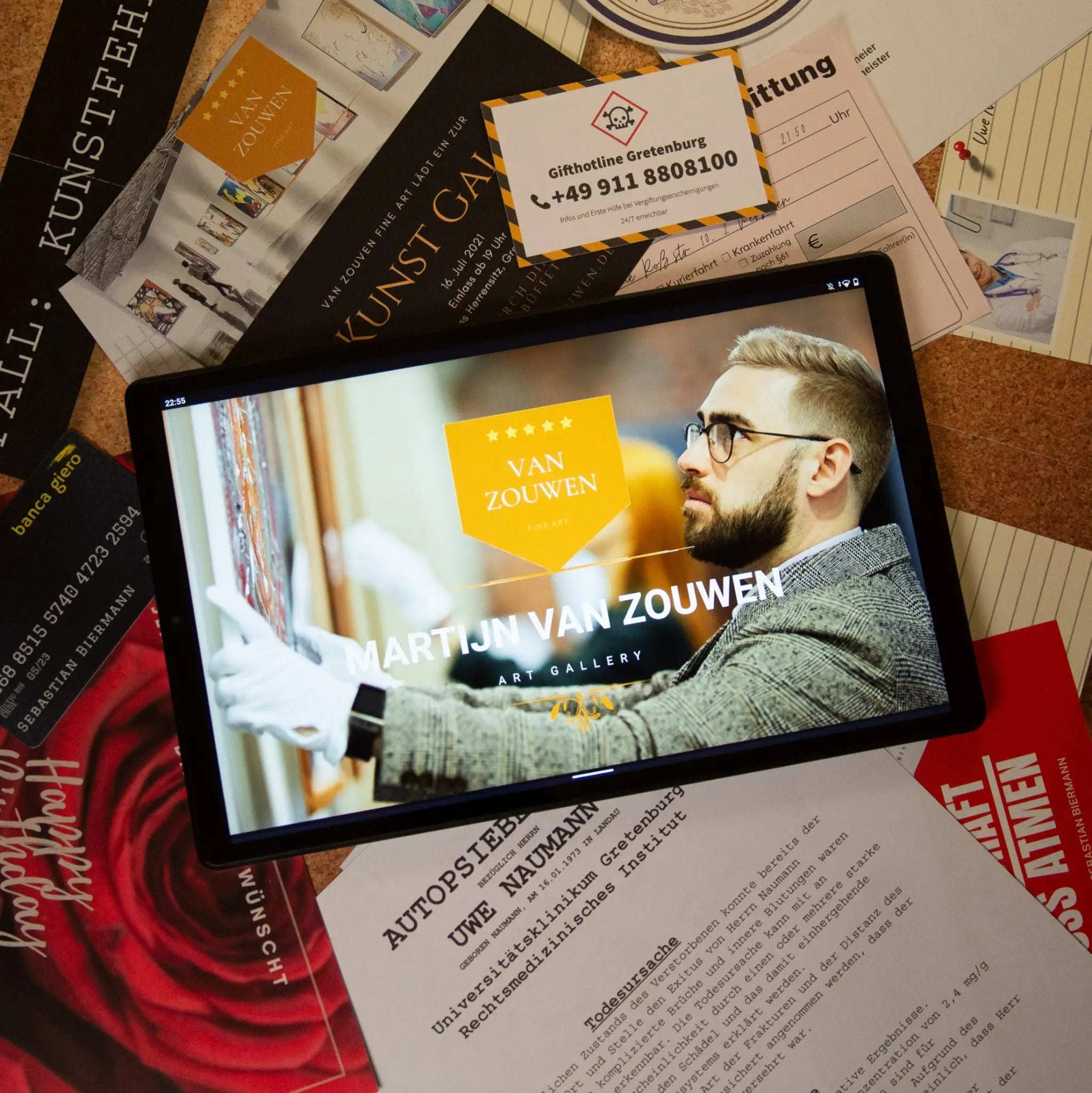Schwarzes tablet zeigt website von van zouwen art gallery mit mann in brille und tweedjacke im krimispiel tatort kunstfehler