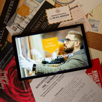 Schwarzes tablet zeigt website von van zouwen art gallery mit mann in brille und tweedjacke im krimispiel tatort kunstfehler