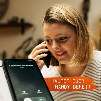 Schwarzes smartphone zeigt eingehenden anruf von kommissar heckmeier im krimispiel tatort kunstfehler