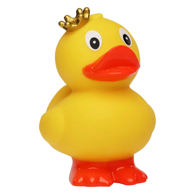 Eine gelbe quietsche-ente mit goldkrone roten schnabel und füßen stehend mit schwimmring fürs bad