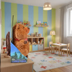 Ein plüsch brauner beaver mit rotem kariertem schal und wackelndem schwanz in blauer alpin lager-tiere box