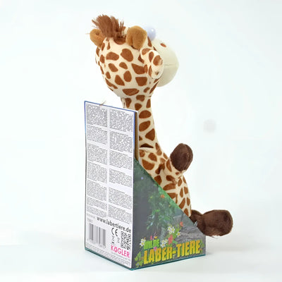 Ein kuscheliges laber-giraffe fleckchen plüschtier mit cremefarbenem body, braunen punkten und drehbewegung