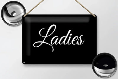 Schwarzes blechschild 20x30cm mit weißer ladies schrift in kursiv, hängend an einer seilschnur