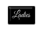 Schwarzes blechschild 20x30cm mit dem wort ladies in eleganter weißer kalligraphie