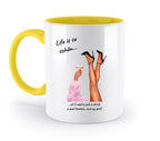 Weiße keramiktasse mit gelbem griff und innen, schwarze high heel beine mit cocktailglas als motiv, personalisierbar