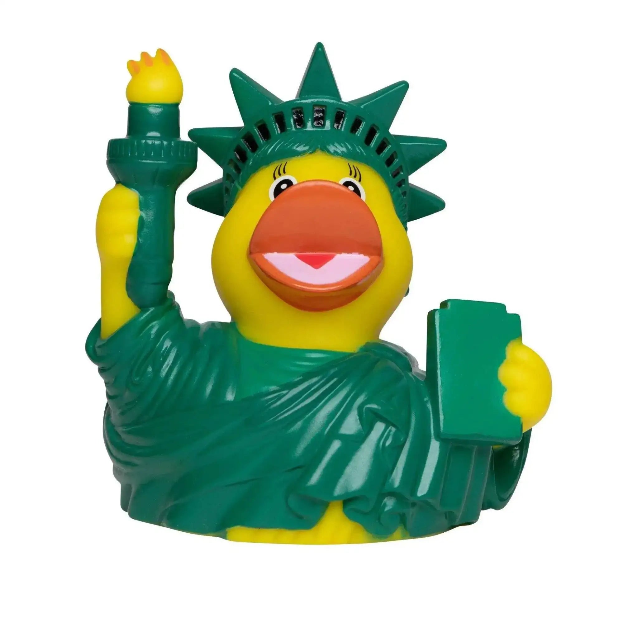 Eine gelbe quietscheente in liberty statue kostüm mit orange schnabel hält fackel und tafel im badspaß