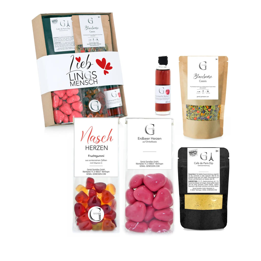 Lieblingsmensch s geschenkset mit weißer schleife und roten herzen gefüllt mit süßigkeiten tee und fruchtsirup