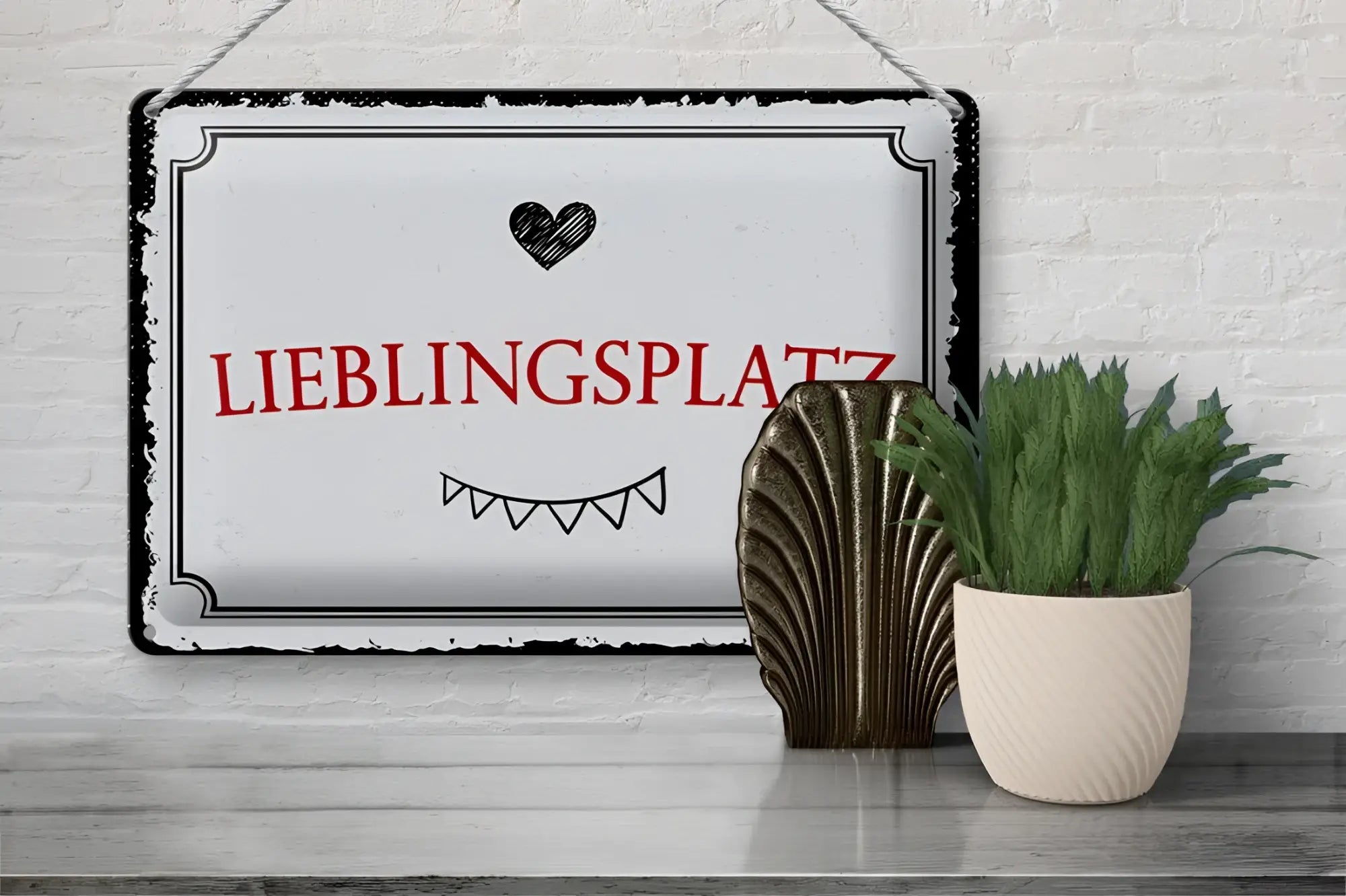 Weißes blechschild 20x30cm mit rotem lettering lieblingsplatz, herz und smiley, schwarzer distressed rahmen