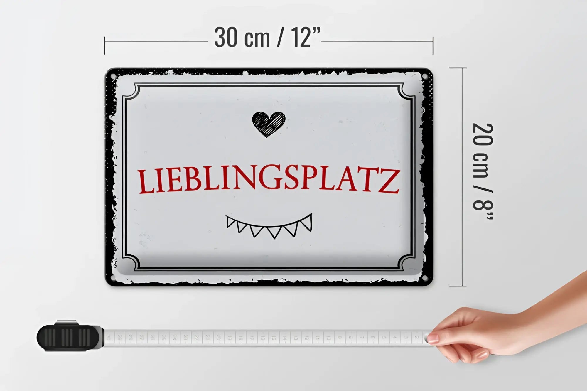 Rechteckiges weißes blechschild mit rotem lieblingsplatz schriftzug herz und lächelndem mund design